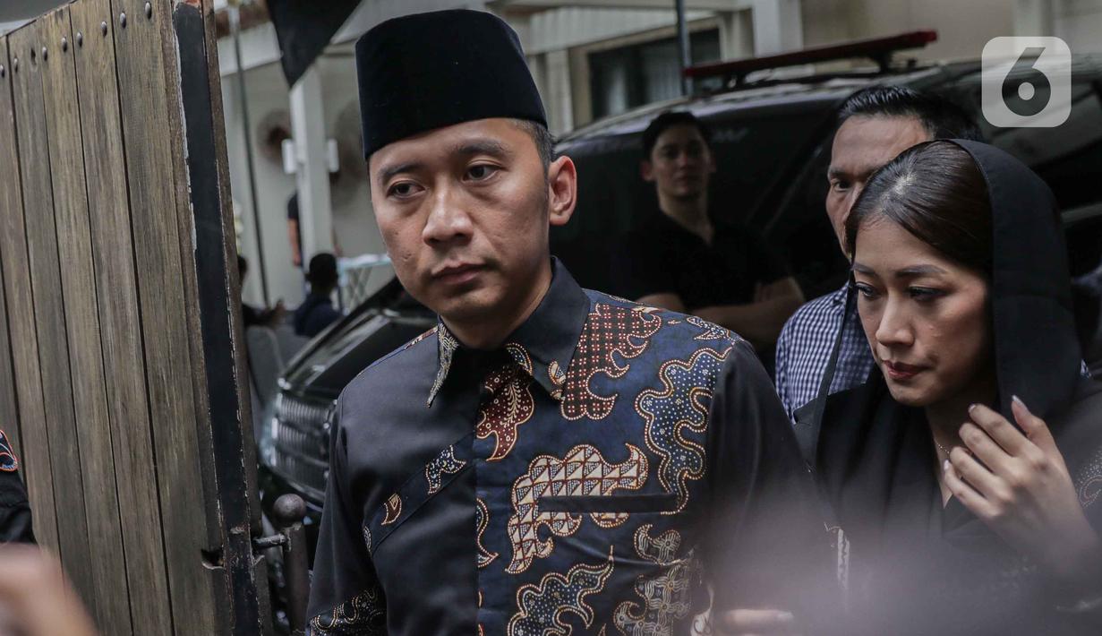 FOTO: Artis hingga Politisi Melayat ke Rumah Duka Suami Bunga Citra Lestari