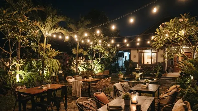 Area Santai Outdoor dengan Lampu Warm White