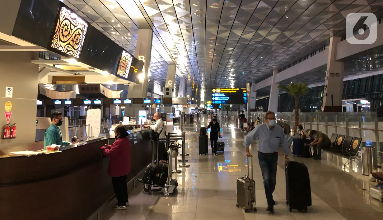 Aktivitas sejumlah orang di Terminal 3 Bandara Internasional Soekarno-Hatta, Tangerang, Kamis (30/4/2020). Dibatalkannya sebagian besar penerbangan akibat pembatasan moda transportasi guna mencegah penyebaran Covid-19 menyebabkan kondisi bandara jauh lebih sepi. (Liputan6.com/Immanuel Antonius)