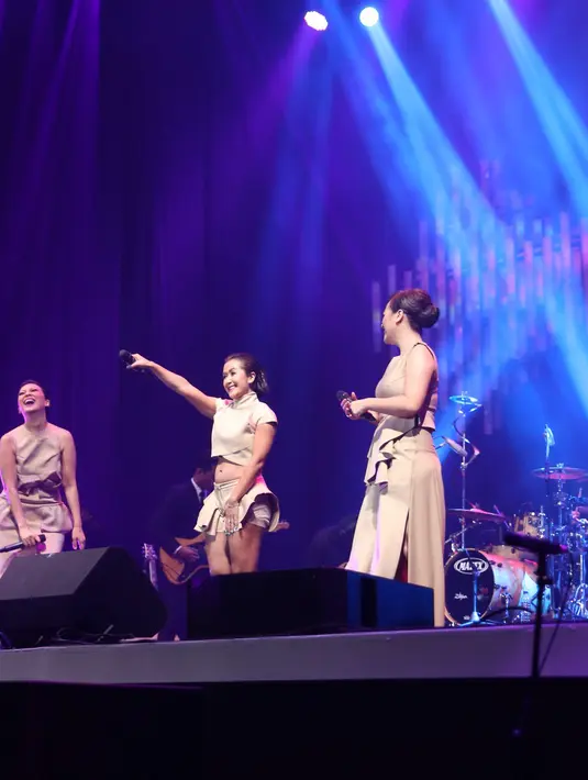 Trio vokal, Widy, Chyntia Lamusu dan Nola menggunakan busana cokelat muda membawakan lagu Sheila On7 berjudul 'Lapang Dada' dan 'Cantik' milik Kahitna. (Andy Masela/Bintang.com)