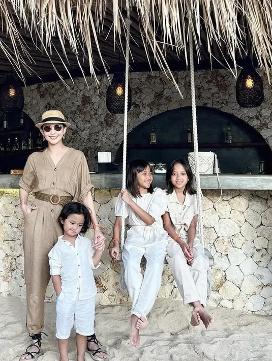 <p>Jumpsuit dengan belt cokelat juga bisa dikenakan Ririn saat bersama ketiga anaknya. Ia tampil kece dengan topi rotan dan kacamata hitamnya. @ririndwiariyanti</p>