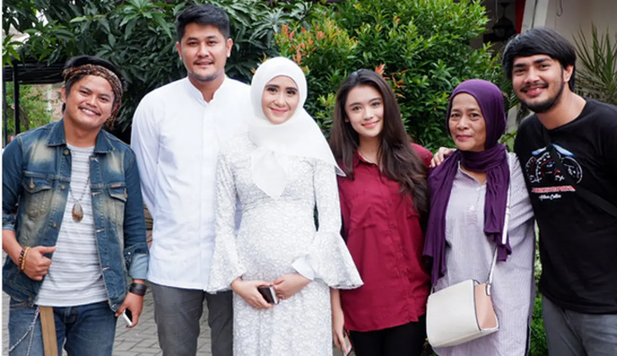 Selain keluarga dan sahabat dekat yang hadir dalam acara itu, pasangan yang menikah pada 16 Oktober 2016 silam di TMII itu juga mengundang 25  anak yatim piatu. (Instagram/ryana_dea)