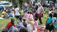 Warga bersantai bersama keluarga di Taman Margasatwa Ragunan, Jakarta Selatan, Senin (24/4). Manfaatkan libur Isra Mi'raj, warga ajak keluarga liburan di Taman Margasatwa Ragunan. (Liputan6.com/Yoppy Renato)
