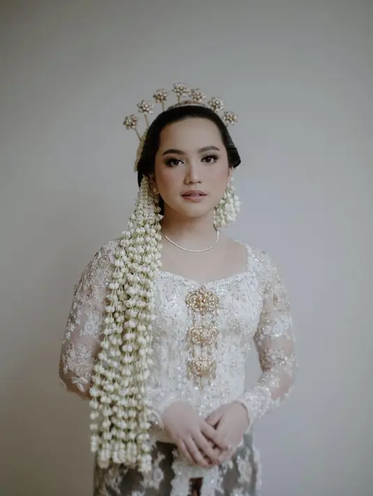 Kabar bahagia datang dari Rachel Amanda. Dia baru saja dinikahipengusaha bernama Narawastu Indrapradna atau akrab disapa Nara pada Sabtu (12/11/2022). Berikut potret Rachel Amanda yang tampil memesona di hari bahagia: [instagram/hibikiwedding]