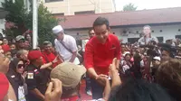 Gibran saat menyapa pendukungnya yang di depan kantor DPD PDI Perjuangan Jawa Tengah. (Foto: Liputan6.com/Felek Wahyu)