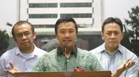 Menteri Pemuda dan Olah Raga Imam Nahrowi memberikan keterangan kepada wartawan terkait pergantian Logo dan Maskot  Asian Games XVIII di Gedung Kementrian Pemuda dan Olah Raga, Jakarta, Rabu (06/01/2016). (Bola.com/Nicklas Hanoatubun)