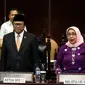 Ketua DPD RI Oesman Sapta Odang bersama dua orang Wakil Ketua Nono Sampono dan Darmayanti Lubis menutup rapat Paripurna usai pelantikan Pimpinan DPD RI di Komplek Parlemen, Senayan, Jakarta, Selasa (4/4). (Liputan6.com/Johan Tallo)