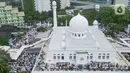 Foto Udara memperlihatkan suasana shalat Idul Adha di Masjid Al-Azhar, Kebayoran Baru, Jakarta Selatan, Minggu (16/6/2024). (Liputan6.com/Herman Zakharia)