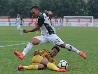 Pemain PS Tira, Wawan Febriyanto menghidari sapuan pemain Bhayangkara FC, Nurhidayat pada lanjutan Liga 1 2018 di Stadion PTIK, Jakarta, Jumat (4/5/2018). Bhayangkara bermain imbang 1-1 dengan PS Tira. (Bola.com/Nick Hanoatubun)