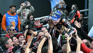 Marco Bezzecchi merayakan kemenangan di MotoGP Valencia bersama kru tim Aprilia. (Javier SORIANO / AFP)