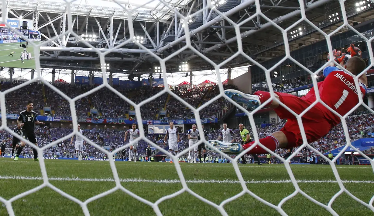 Kiper Islandia, Hannes Halldorsson, menepis penalti bintang Argentina, Lionel Messi,  pada laga Grup D Piala Dunia di Stadion Spartak, Moskow, Sabtu (16/6/2018). Islandia bermain imbang 1-1 dengan Argentina. (AP/Antonio Calanni)