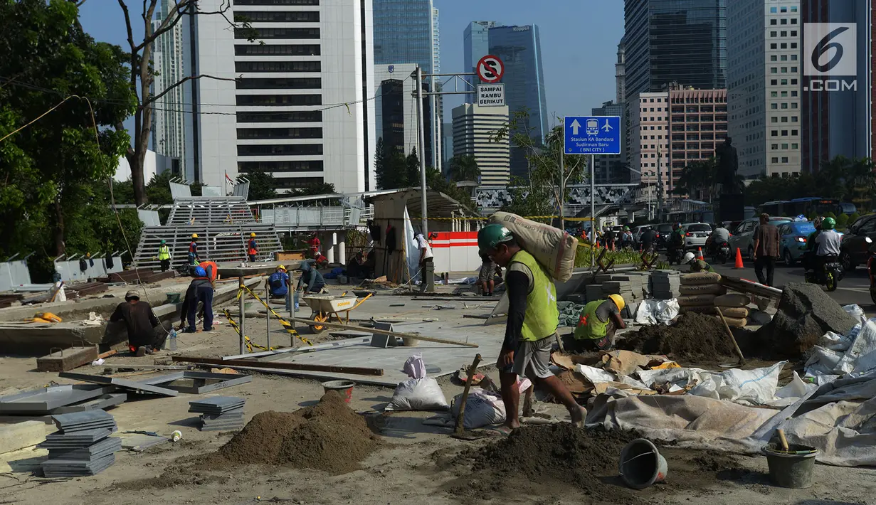 Pekerja proyek menyelesaikan pembangunan Taman Spot dan Budaya Dukuh Atas, Jakarta, Rabu (19/6/2019). Taman tersebut digunakan untuk menciptakan ruang ekspresi budaya yang pembangunnnya hampir rampung. (merdeka.com/Imam Buhori)