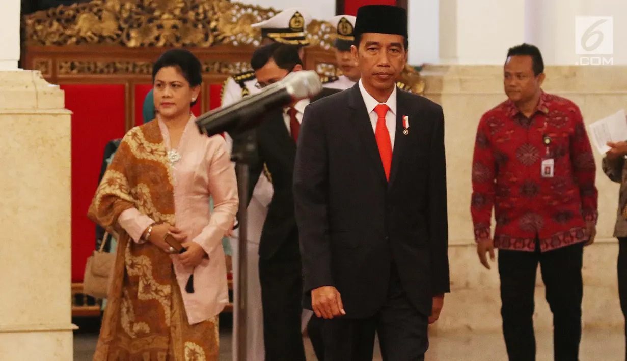 Presiden Joko Widodo bersiap melantik Enam Duta Besar Luar Biasa dan Berkuasa Penuh (LBBP) untuk negara-negara sahabat di Istana Negara, Jakarta, Kamis (18/5). Keenam duta besar ini akan ditempatkan di sejumlah negara. (Liputan6.com/Angga Yuniar)