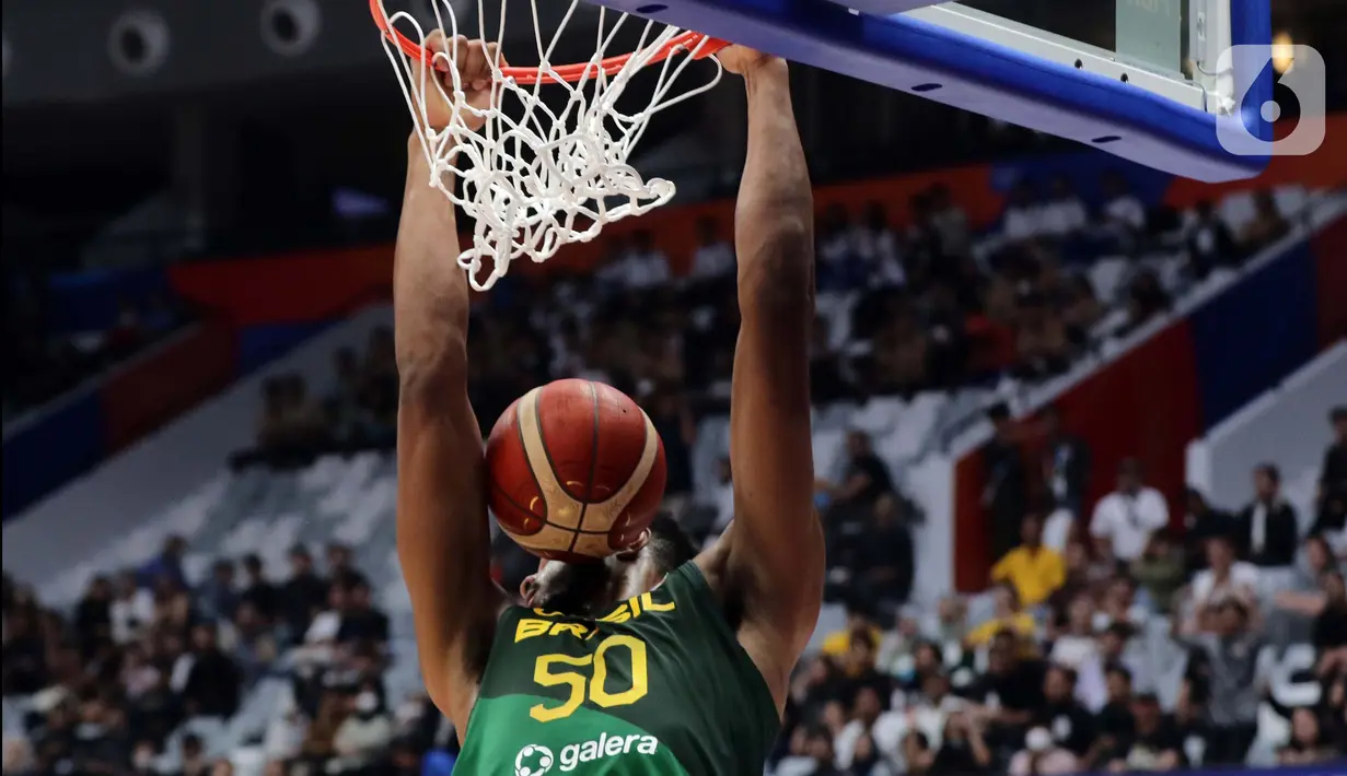 Pemain timnas basket Brasil, Bruno Caboclo saat memasukkan bola ke dalam jaring Pantai Gading pada penyisihan Grup G FIBA World Cup 2023 di Indonesia Arena, Gelora Bung Karno, Jakarta, Rabu (30/8/2023). (Liputan6.com/Helmi Fithriansyah)