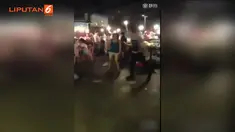 Masyarakat yang melihatnya hanya diam saja dan memilih untuk tak ikut campur.