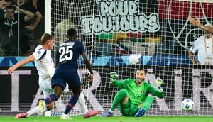 Pemain Tottenham Hotspur, Micky van de Ven (kiri) mencetak gol pertama timnya ke gawang PSG dalam laga final UEFA Super Cup 2025di Bluenergy Stadium, Udinese, Italia, Rabu (13/08/2025) waktu setempat. (AFP/Marco Bertorello)