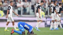 Bek Napoli, Kalidou Koulibaly, tampak kecewa usai dikalahkan Juventus pada laga Serie A di Stadion Allianz, Turin, Sabtu (31/8). Juventus menang 4-3 atas Napoli. (AFP/Alessandro di Marco)