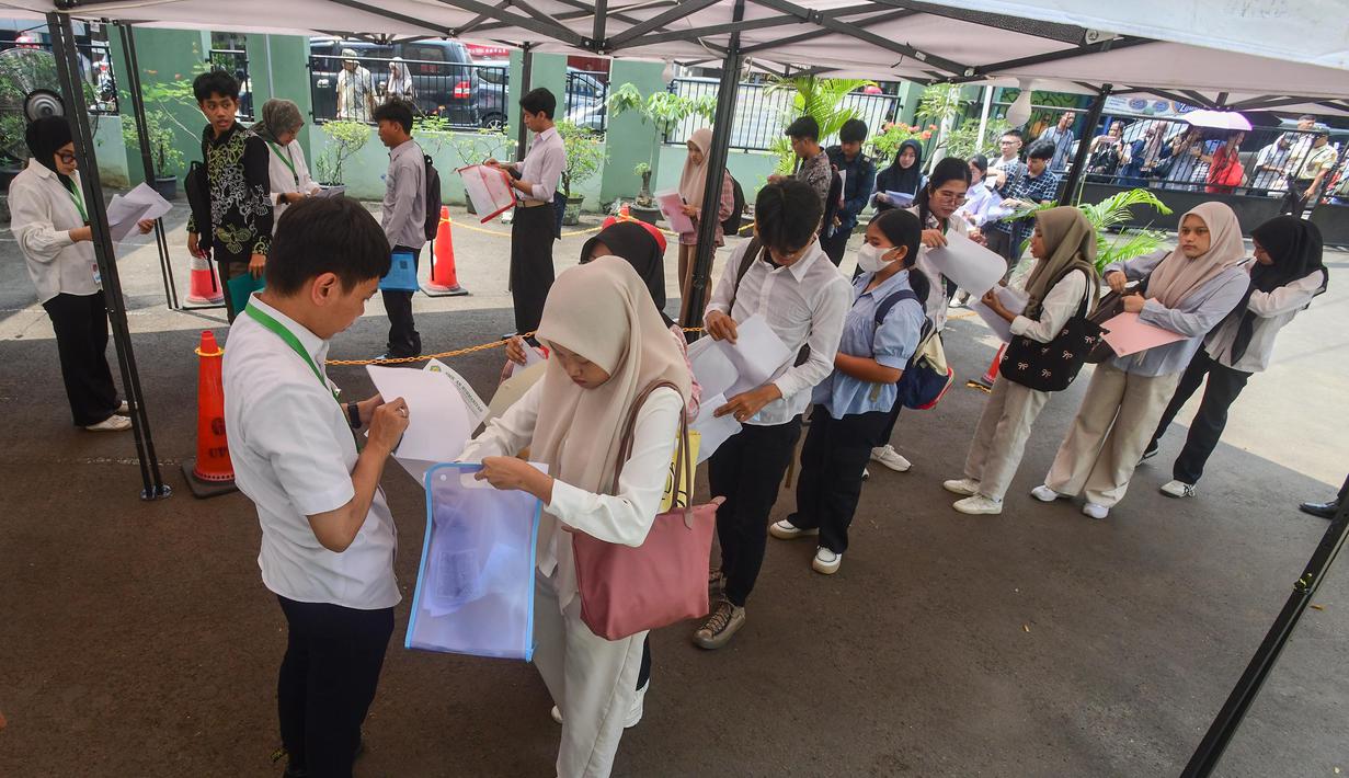Angka tersebut menunjukkan tingginya minat lulusan sekolah menengah untuk melanjutkan pendidikan ke perguruan tinggi negeri melalui jalur seleksi berbasis tes. Tampak dalam foto, peserta Ujian Tulis Berbasis Komputer (UTBK) Seleksi Nasional Berdasarkan Tes (SNBT) diperiksa sebelum masuki ruang ujian komputer, Universitas Veteran Jakarta, Limo, Depok, Jawa Barat, Senin (21/4/2026). (merdeka.com/Arie Basuki)