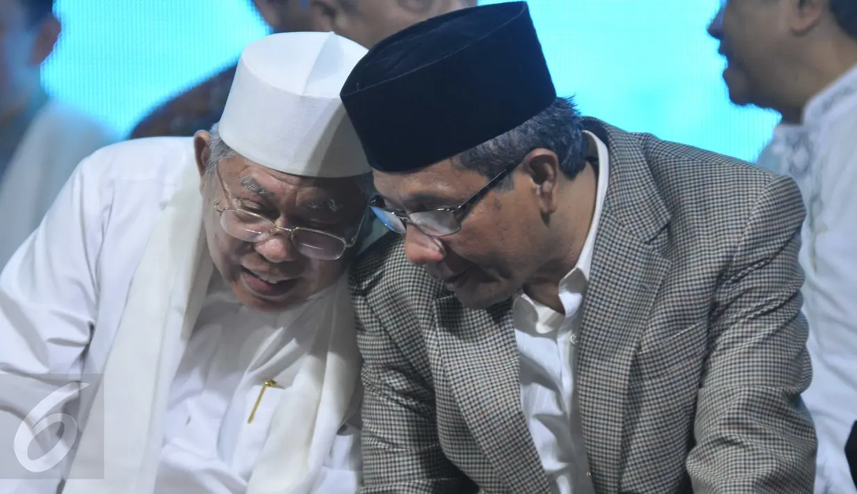 Mahfud MD (kanan) saat menghadiri haul ke enam Gus Dur di Ciganjur, Jakarta, Sabtu (26/12/2015). Dalam acara ini masyarakat diajak untuk merawat tradisi serta merajut hati seperti pencerminan dari perjuangan Gus Dur.(Liputan6.com/Gempur M Surya)