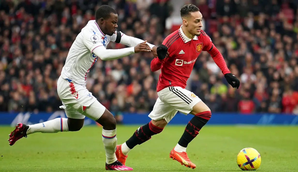 Pemain Manchester United Antony (kanan) berduel memperebutkan bola dengan pemain Crystal Palace Tyrick Mitchell pada pertandingan sepak bola Liga Inggris di Stadion Old Trafford, Manchester, Inggris, 4 Februari 2023. Manchester United mengalahkan Crystal Palace dengan skor 2-1. (AP Photo/Dave Thompson)