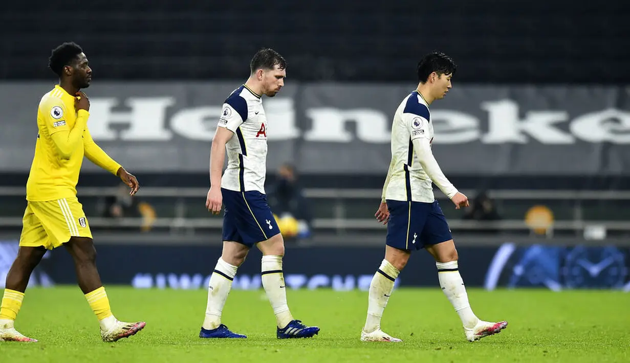 Para pemain Tottenham Hotspur tertunduk lesu usai gagal menaklukkan Fulham pada laga Liga Inggris di London, Rabu (13/1/2021). Kedua tim bermain imbang 1-1. (Glyn Kirk/Pool via AP)