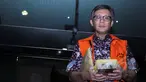 Direktur Utama PT Bursa Berjangka Jakarta (BBJ) Sherman Rana K keluar dengan baju tahanan usai diperiksa di KPK, Jakarta, Jumat (8/5/15). KPK menahan Sherman terkait kasus ke Badan Pengawas Perdagangan Berjangka Komoditi . (Liputan6.com/Helmi Afandi)