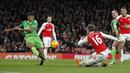 Pemain Sunderland, Patrick van Aanholt (kiri) melakukan tembakan saat dihadang pemain Arsenal  Aaron Ramsey pada lanjutan Liga  Premier Inggris di Stadion Emirates, London, Sabtu (5/12/2015). (AFP Photo/Ikimages) 