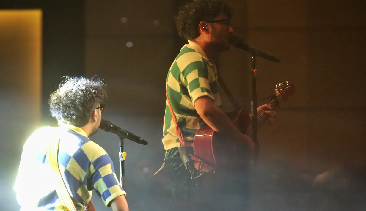 Kunto Aji di konser "Perjalanan Menawar Racun" di Jakarta, Kamis (22/8/2024). [Foto: Adrian Putra Fimela]