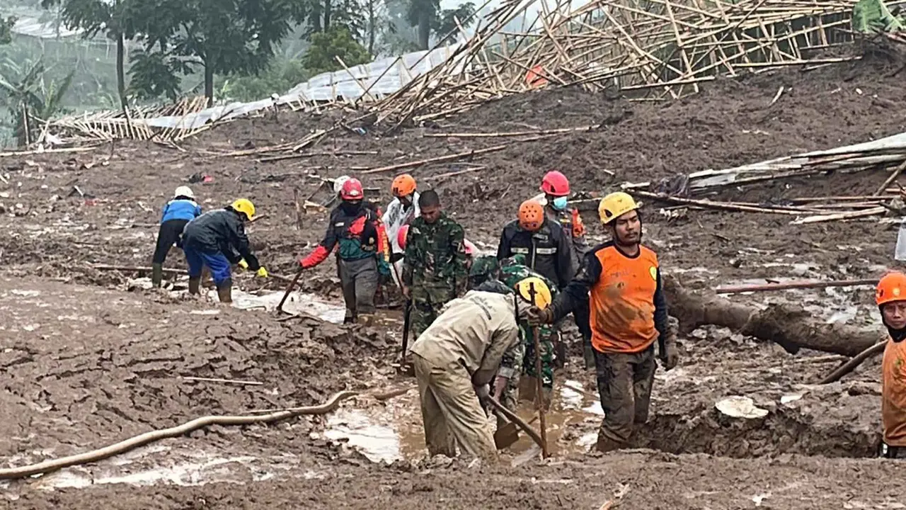 Operasi SAR gabungan longsor di Desa Pasirlangu, Cisarua, Kabupaten Bandung Barat, Jawa Barat, Rabu (28/1/2026).