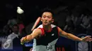 Tunggal putera Indonesia, Ihsan Maulana Mustofa mengembalikan bola ke arah pebulutangkis Inggris, Rajiv Ouseph di perempat final BCA Indonesia Open 2016, Jakarta, Jumat (3/6/2016). Ihsan unggul 17-21. 21-12, 21-12. (Liputan6.com/Helmi Fithriansyah)