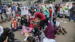 Suasana saat pengungsi Afghanistan melakukan unjuk rasa di depan Kantor UNHCR, Jakarta, Kamis (31/3/2022). Pengungsi Afghanistan memprotes ketidakpedulian UNHCR dan meminta pejabat terkait meninjau kembali kasus migrasi serta pemukiman kembali mereka. (Liputan6.com/Faizal Fanani)