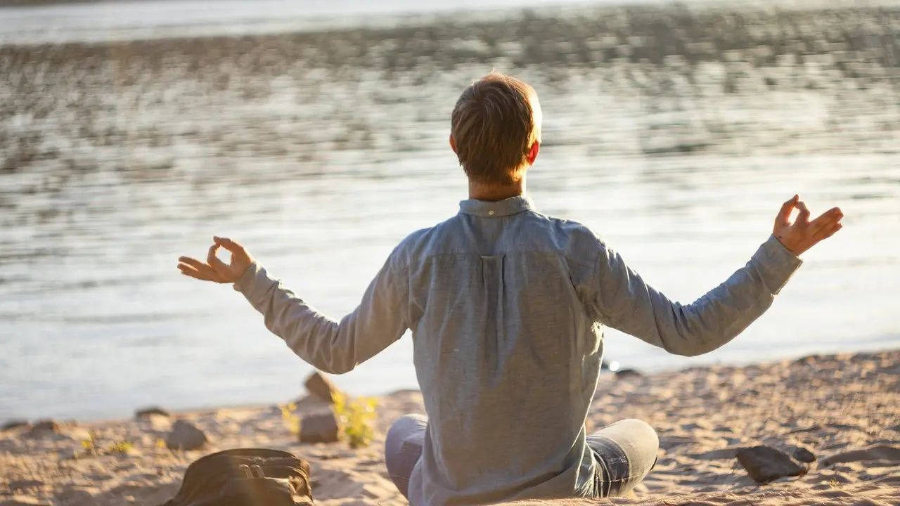 Seorang Pria Melakukan Yoga