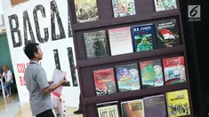 Pengunjung melihat-lihat pameran Bacaan Liar pada pameran Jakarta International Literary Festival (JILF) 2019 di Taman Ismail Marzuki, Kamis (22/8/2019). JILF 2019 menampilkan beberapa naskah yang masuk kategori bacaan liar karya penulis dari kaum pergerakan nasional. (Liputan6.com/Helmi Fithriansya
