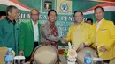 Ketua Umum Partai Golkar Agung Laksono (kedua kanan) bersalaman dengan Ketua Umum PPP Rommahurmuziy (ketiga kiri) usai bersilahtuhrahmi di Jakarta, Jum'at (13/3/2015). (Liputan6.com/Andrian M Tunay)