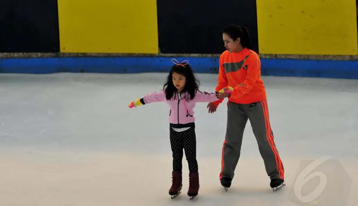 Anak-anak yang baru pertama kali bermain ice skating akan ditemani oleh   instruktur (Liputan6.com/Johan Tallo) 