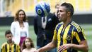 Jugling Robin van Persie di depan publik Fenerbahce. (EPA/ULAS YUNUS TOSUN)