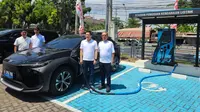 Fasilitas pengisian daya baterai mobil listrik Toyota di jaringan dealer Nasmoco, Semarang, Jawa Tengah. (ist)