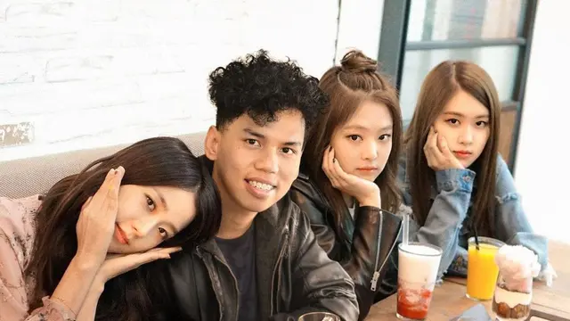 6 Editan Foto Pria Hangout Bareng Jisoo Blackpink Ini Halu Banget