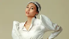 Novia Bachmid kerap mendapatkan julukan sebagai 'Beyonce Indonesia'. Pasalnya, selain memiliki suara yang merdu, ia juga memiliki penampilan memesona dengan kulitnya yang cokelat eksotis. Apalagi saat mengenakan busana putih, Novia tampil makin menawan.(Liputan6.com/IG/@noviabachmid)