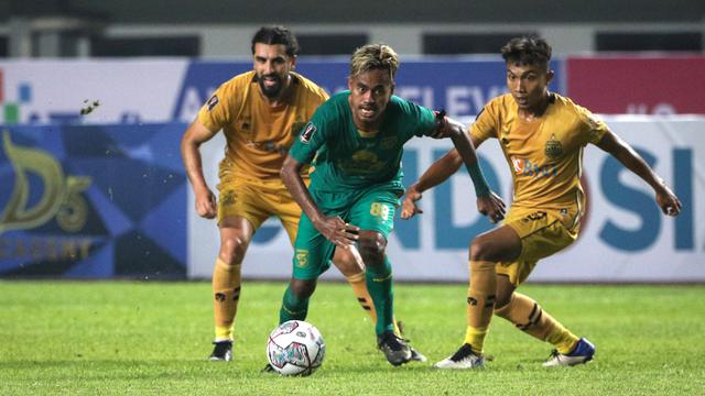 Foto: Aksi Pemain Persebaya saat Bermain Imbang Melawan Bhayangkara FC di Grup C Piala Presiden 2022