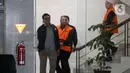 Sebelumnya diketahui, Bupati Tulungagung, Gatut Sunu Wibowo, terjaring Operasi Tangkap Tangan (OTT) KPK pada Jumat 10 April 2026 malam, terkait dugaan tindak pidana korupsi berupa pemerasan. Tampak dalam foto, Bupati Tulungagung, Gatut Sunu Wibowo (kedua kiri) bersama ajudannya, Dwi Yoga Ambal (kanan) dibawa petugas menuju mobil tahahan usai menjalani pemeriksaan intensif di Gedung Merah Putih Komisi Pemberantasan Korupsi (KPK), Jakarta, Minggu (12/4/2026) dini hari WIB. (Liputan6.com/Helmi Fitrhiansyah)