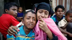 Seorang wanita muslim Rohingya dan anaknya menangis saat ditangkap anggota Penjaga Perbatasan Bangladesh (BGB) di Cox Bazar, perbatasan Myanmar-Bangladesh, Senin (21/11). (REUTERS/Mohammad Ponir Hossain)