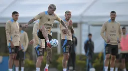 Pemain Argentina, Rodrigo De Paul mengontrol bola saat latihan Timnas Argentina menjelang laga kualifikasi Piala Dunia 2026 zona CONMEBOL melawan Chile di Ezeiza, Buenos Aires, Selasa (03/09/2024). (AFP/Juan Mabromata)