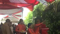 Gaya Busana Jokowi Saat Pasang Bleketepe Pernikahan Kahiyang Ayu