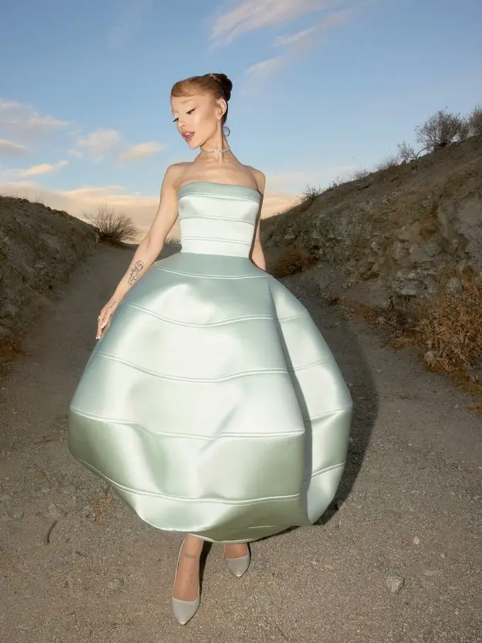 Ariana Grande Tampil Memukau dengan Gaun Ala Glinda di Red Carpet Palm Springs Film Festival