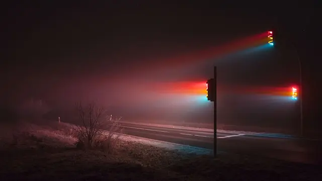 6 Foto Cahaya Lampu Lalu Lintas dalam Kabut Ini Dramatis, Hasilnya Bikin Kagum