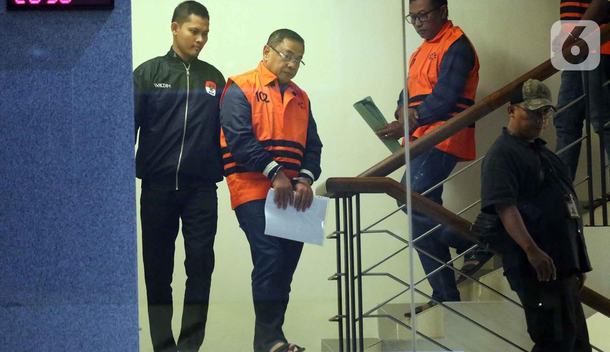 Dalam OTT tersebut, KPK menyita uang tunai senilai Rp2,6 miliar. Tampak dalam foto, Bupati Pati, Sudewo (kedua kiri) dikawal petugas usai menjalani pemeriksaan intensif di Gedung Merah Putih Komisi Pemberantasan Korupsi (KPK), Jakarta, Selasa (20/1/2026). (Liputan6.com/Helmi Fithriansyah)