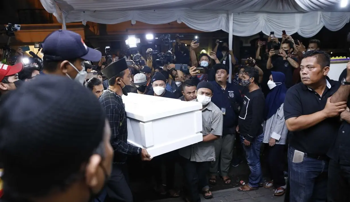 Dibawa dengan menggunakan ambulans, jenazah tiba pada Jumat (5/11/2021) sekitar pukul 04.30 WIB. (KapanLagi.com/Bayu Herdianto)