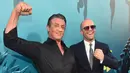 Aktor Jason Statham dan Sylvester Stallone berpose saat menghadiri pemutaran perdana Warner Brothers Pictures "The Meg" di Los Angeles, California, (6/8). Meg adalah film horor fiksi ilmiah 2018 yang disutradarai Jon Turteltaub. (AFP Photo/Lisa O'Connor)