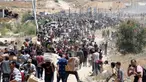 Orang-orang membawa kotak-kotak berisi pasokan bantuan dari Gaza Humanitarian Foundation (GHF), sebuah kelompok bantuan swasta yang didukung oleh Amerika Serikat (AS) yang telah melewati sistem yang telah lama dipimpin oleh PBB di wilayah tersebut, dari pusat distribusi bantuan di Jalur Gaza tengah pada 29 Mei 2025. (Eyad BABA/AFP)